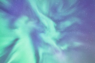 Alaska 'nın üzerinde yıldızlı renkli yeşil kuzey ışığı desenleri.