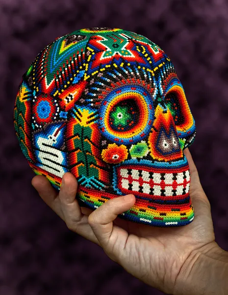 Calavera con cuentas de colores en la mano —  Fotos de Stock