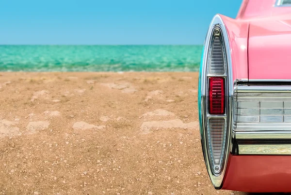 Vintage coche rosa en la playa —  Fotos de Stock