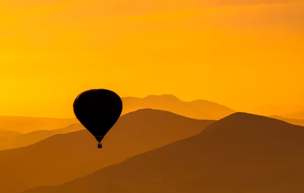 Globo de aire caliente al amanecer —  Fotos de Stock