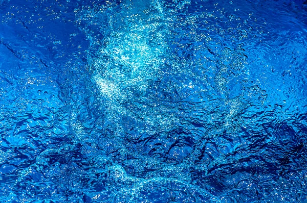 Волны воды в бассейне и пузырьки — стоковое фото