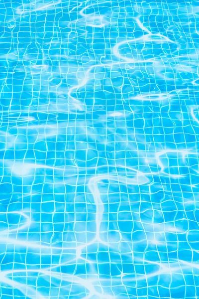 蓝色游泳池波纹水垂直背景 免版税图库图片