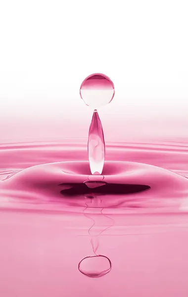 ピンクの光の色合いで水面に落下 — ストック写真