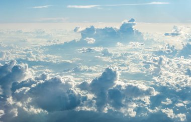 Cumulus Nimbus kümeleriyle yüksek irtifada bulutların üzerine bak