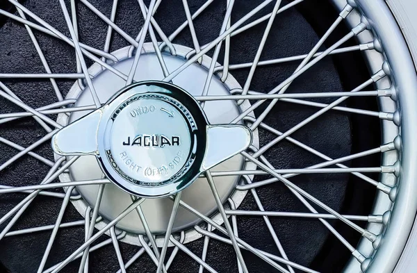Antica Ruota Raggi Cromata Jaguar Con Emblematico Dettaglio Dado Centrale — Foto Stock