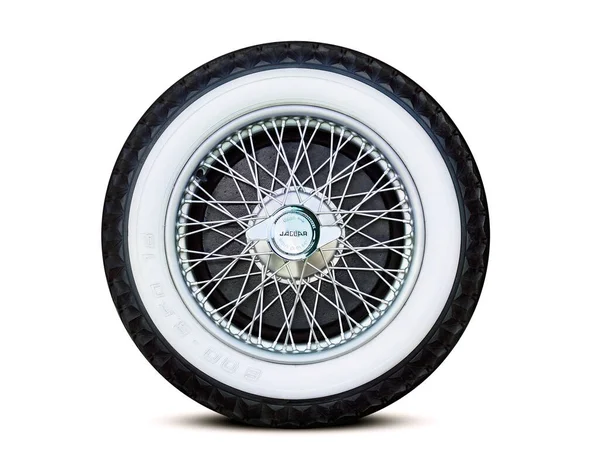 Antique Jaguar Chrome Spoke Wheel Emblematic Center Nut Detail — Stock Photo, Image