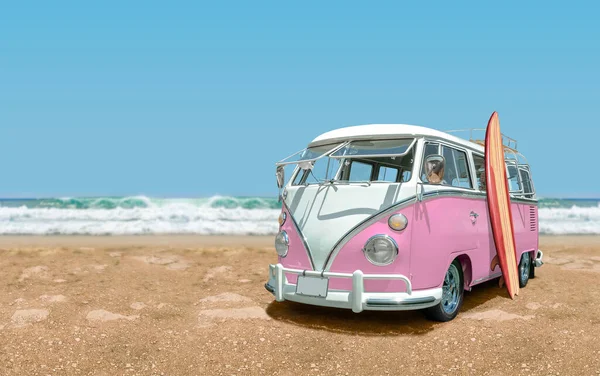 Calssic Minivan Deską Surfingową Plaży Morzem Błękitnym Niebem Tle Obraz — Zdjęcie stockowe
