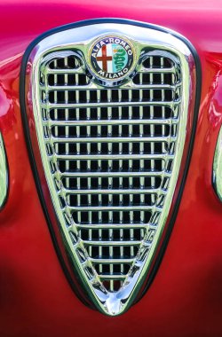 1966 Alfa Romeo 2600 Örümcek krom ızgara geleneksel marka amblemi detaylarıyla.