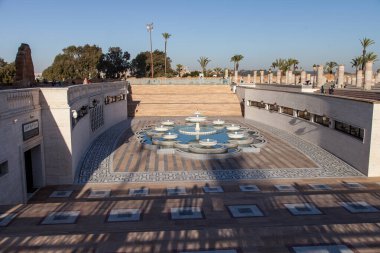 Binanın avlusunda çok katlı bir çeşme var.