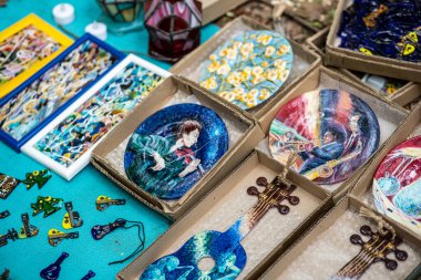 Yazarın ürünleri fuarında renkli cam ürünler