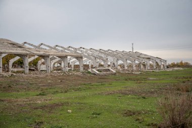 terk edilmiş çiftlik yapıları. Ahırın temeli