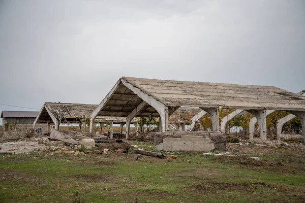 Εγκαταλελειμμένα Κατεστραμμένα Αγροκτήματα Ίδρυση Του Κουρείου — Φωτογραφία Αρχείου