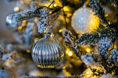 Noel ağacında Noel oyuncakları. Altın Noel ağacı süslemesi
