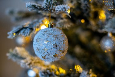 Noel ağacında Noel oyuncakları. Altın Noel ağacı süslemesi