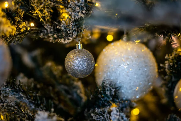 Vánoční Hračky Vánočním Stromě Zlaté Vánoční Stromeček Dekorace — Stock fotografie