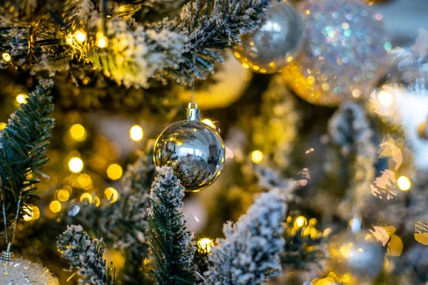 Vánoční Hračky Vánočním Stromě Zlaté Vánoční Stromeček Dekorace — Stock fotografie