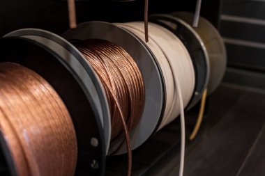 Akustik ses kabloları. Elektrik kablolarıyla bobinler