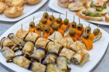 Abur cubur kanepeleri şiş üzerinde. Büfe masasında atıştırmalıklar