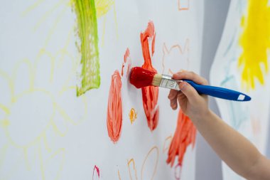 Çocuklar duvarlara resim yapar. Çocukların yaratıcılığı ve oyunu
