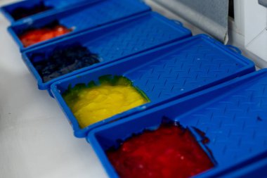 Çocukların sanatsal yaratıcılığı, sanat aletleri, boyalar, boya kalemleri, balmumu kalemler için eşyalar