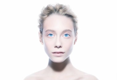 Mavi gözlü, sarı saçlı, beyaz tenli genç bir kadının güzel moda portresi.