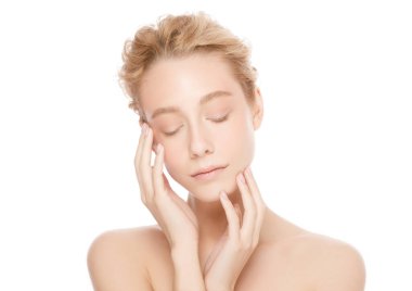 Güzel sarışın bir kadının güzel portresi. Kapalı gözlerle poz veriyor, temiz bir yüze dokunuyor.