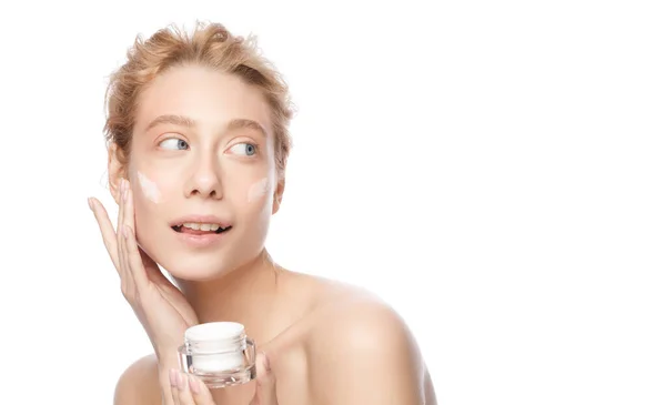 Banner de jovem mulher bonita com pele clara segurando frasco cosmético e aplicando creme facial — Fotografia de Stock