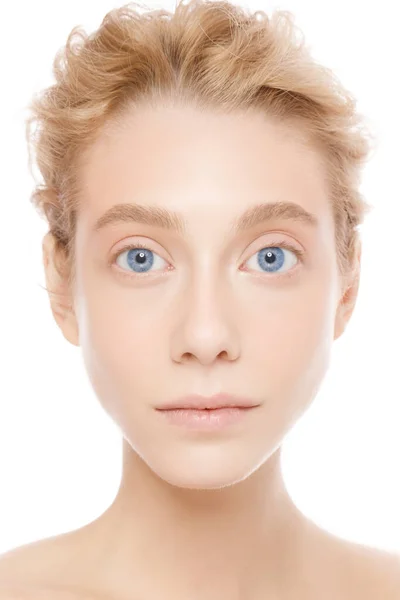 Retrato vertical de una joven rubia hermosa con ojos azules, concepto de cuidado perfecto de la piel y belleza Imágenes de stock libres de derechos