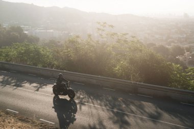 Anayoldaki bisikletçi moto gezisini klasik bisikletle yapıyor.