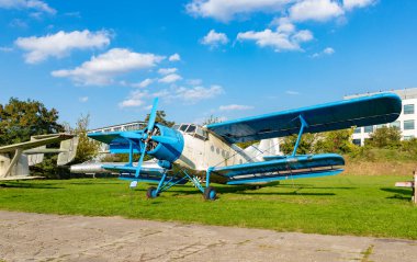 Polonya Havacılık Müzesi 'nin bahçesindeki WSK An-2R Tarım Uçağı' nın resmi..