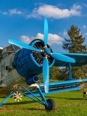 Polonya Havacılık Müzesi 'nin bahçesindeki WSK An-2R Tarım Uçağı' nın resmi..