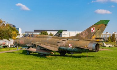 Polonya Havacılık Müzesi 'nin bahçesinde bir Sukhoi Su-22UM3k savaş uçağı resmi..