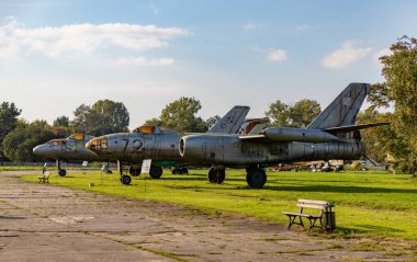 Polonya Havacılık Müzesi 'nin bahçesinde bir Ilyushin Il-28R ve bir SIl-28 resmi..