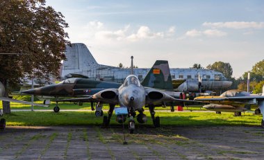 Polonya Havacılık Müzesi 'nin bahçesinde bir SAAB J 35J Draken savaş uçağı resmi..