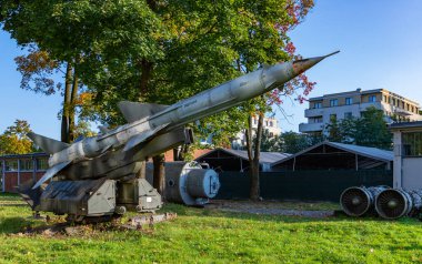 Polonya Havacılık Müzesi 'nde bulunan S-75 Dvina uçaksavar roketinin resmi..