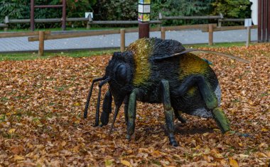 Krakow Hayvanat Bahçesindeki Bumblebee heykelinin resmi..