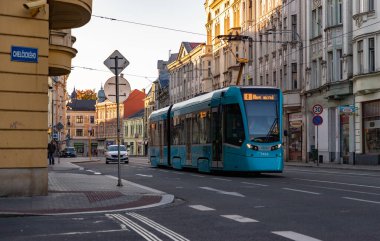 Ostrava sokaklarında bir tramvayın resmi..