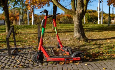 Lime elektrikli scooterların resmi, Uber ile kiralanabilir..