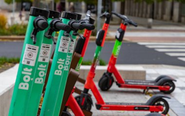 Bolt ve Lime elektrikli scooterların bir resmi, Uber ile kiralanabilecek son modeller..