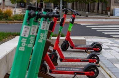 Bolt ve Lime elektrikli scooterların bir resmi, Uber ile kiralanabilecek son modeller..