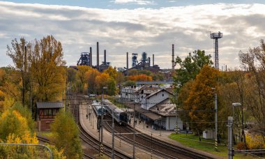 Sonbaharda Aşağı Vitkovice 'ye bakan Ostrava - Stred tren istasyonu.
