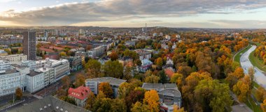 Ostrava 'nın kuzey tarafının ve günbatımında yaprakların manzarası..