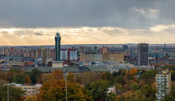 Ostrava Yeni Belediye Binası 'nın, yakınlardaki binaların ve sonbaharda yeşilliklerin bir resmi..