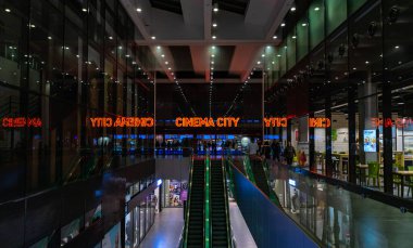 Bir alışveriş merkezinin içindeki sinema salonlarının girişinin resmi..