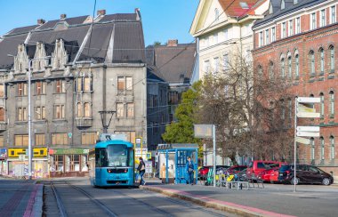 Ostrava sokaklarında bir tramvayın resmi..