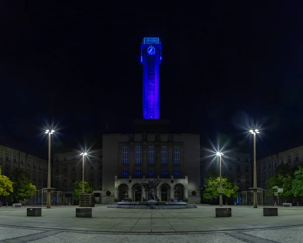 Uma Foto Prefeitura Nova Ostrava Iluminada Noite — Fotografia de Stock