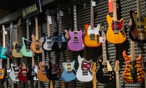 Obraz Wielu Różnych Modeli Gitary Jest Sprzedawany Sklepie — Zdjęcie stockowe
