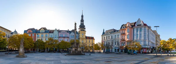 Masarykovo Meydanı 'nın panorama resmi Ostrava' daki Ostrava Müzesi, Marian Veba Sütunu ve renkli cepheleri gösteriyor..
