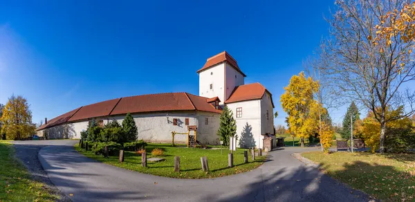 Sonbaharda Silezya Ostrava Kalesi 'nin bir resmi..