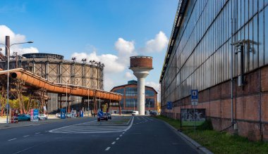 Düşük Vitkovice endüstriyel kompleksinin bir resmi, uzaktaki the Small World of Technology ve the Blast Furnace Pipes ile.